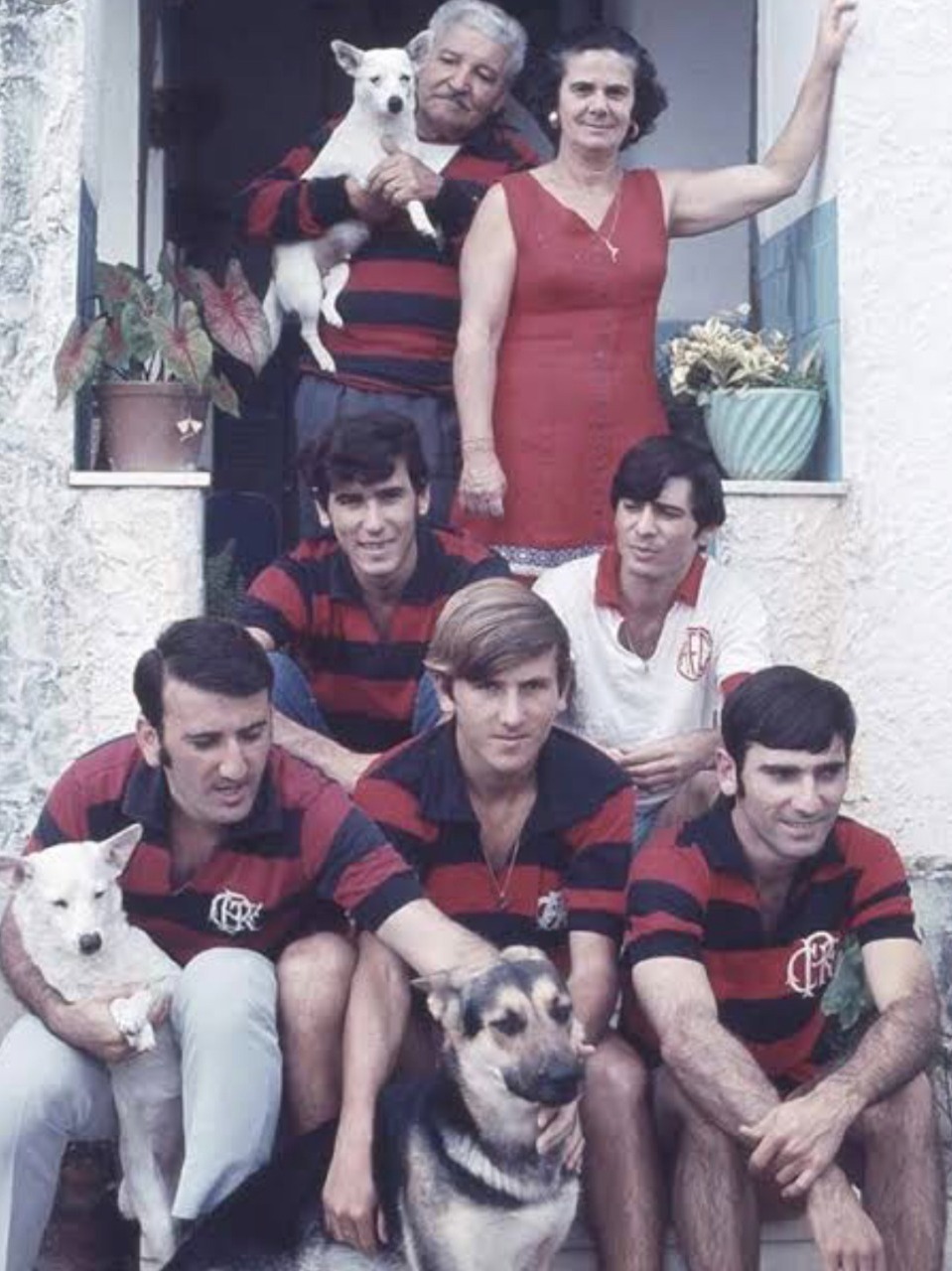 Zico's family: _In the photo: Below, from left to right: Antunes, Zico and Nando.  Above, Antônio and Edu, and their parents.