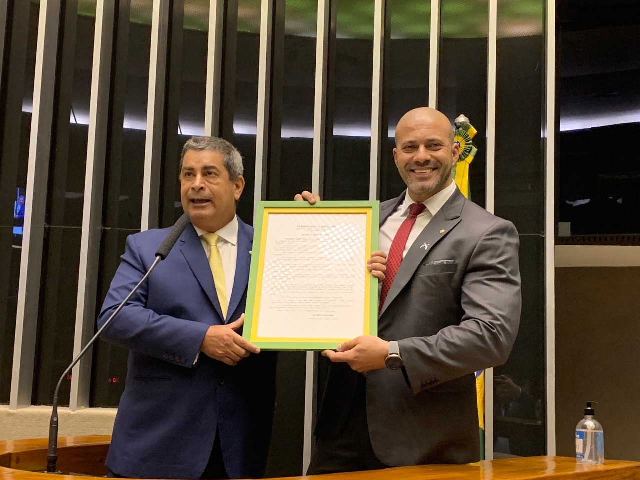 Colonel Tadeu honors deputy Daniel Silveira, on the tribune of the Chamber of Deputies