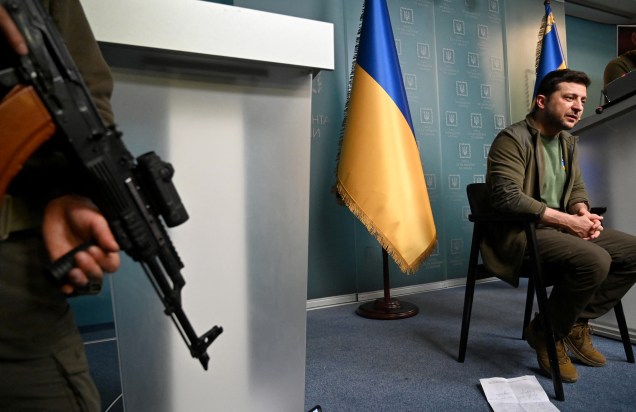 Zelensky durante fala em uma coletiva de imprensa, em Kiev -