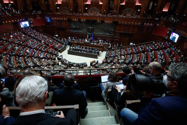 Membros do Parlamento italiano aplaudem o presidente ucraniano Volodymyr Zelensky -
