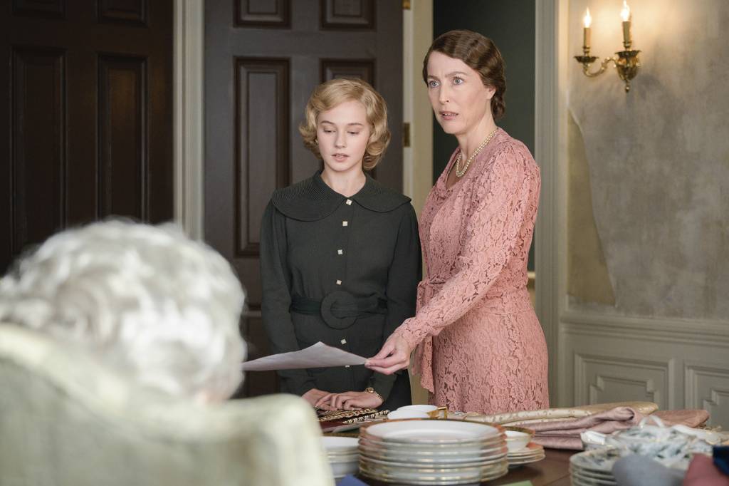 abre-simples-TFL-epi105-FirstLook-270-R.jpg PIONEIRA - Gillian Anderson como Eleanor Roosevelt: a fera que moldou os parâmetros de uma primeira-dama ativa -