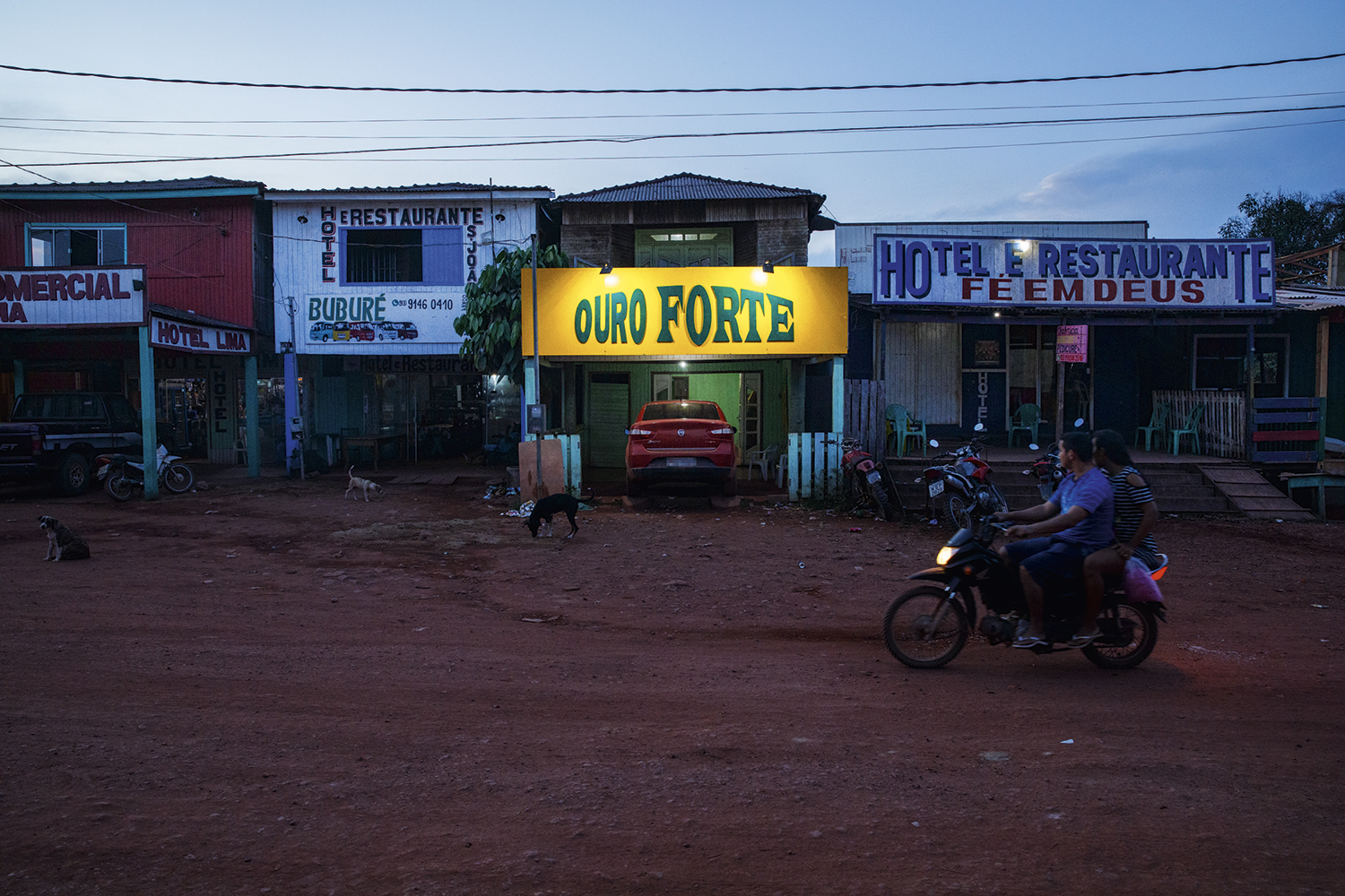 ECONOMIA - A periferia de Itaituba: muitos serviços em torno do garimpo -