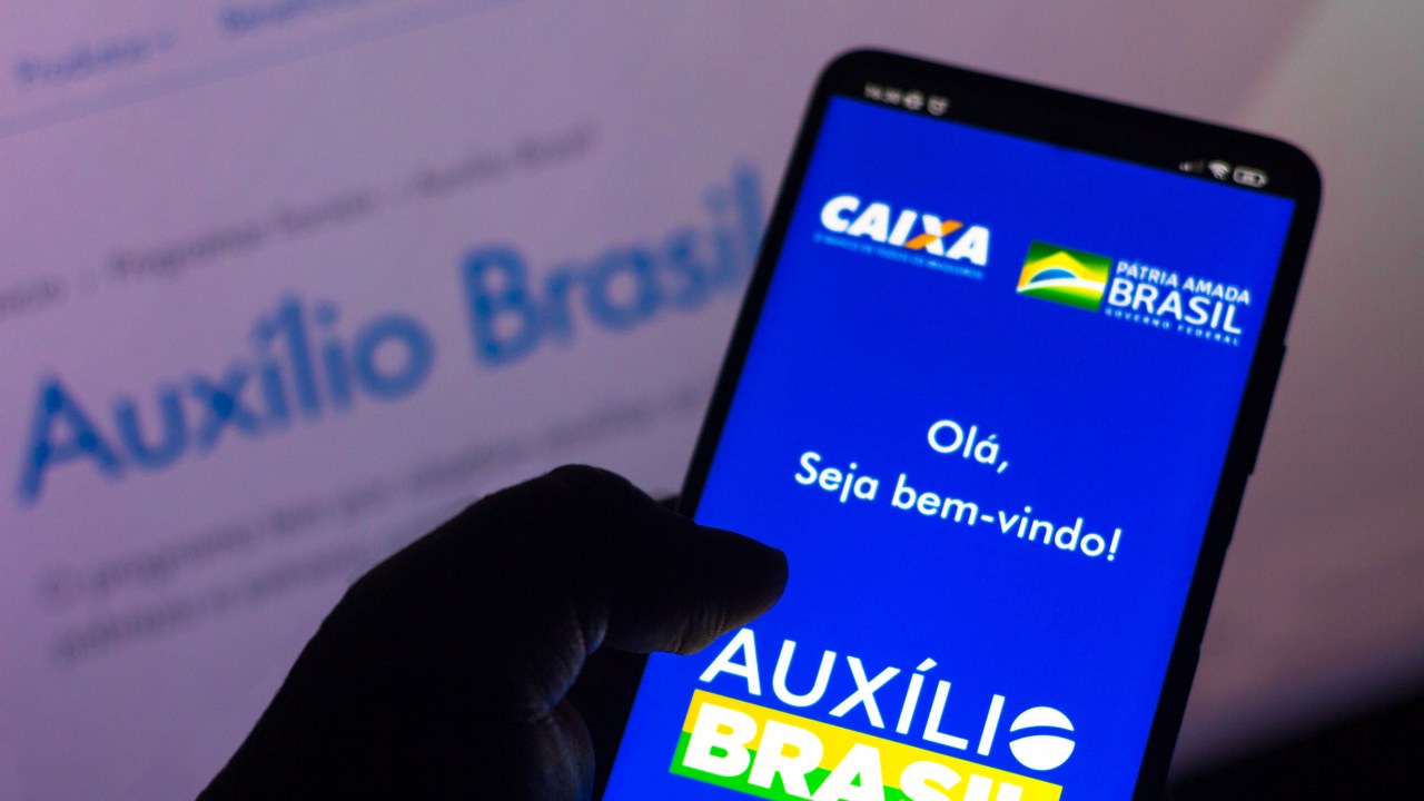 Logotipo do Auxílio Brasil na tela de um smartphone
