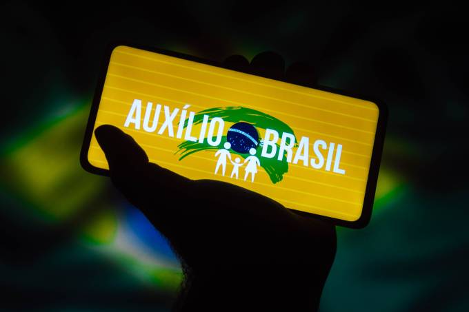 Logo do Auxílio Brasil na tela do celular