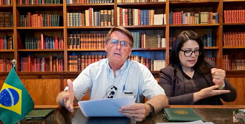 O presidente Jair Bolsonaro (PL) faz live explicando o decreto em que concedeu graça ao deputado Daniel Silveira (PTB-RJ), condenado pelo STF a oito anos e nove meses de prisão