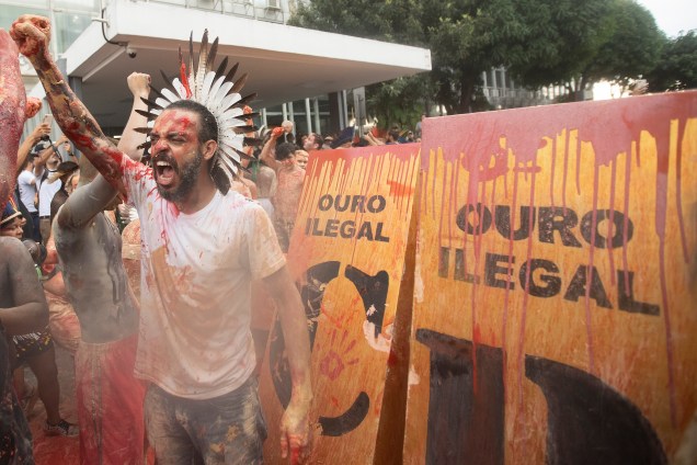 Indígenas de várias cidades reunidos no Acampamento Terra Livre (ATL), protestam durante ato denominado "Ouro de Sangue" contra o aumento da mineração em territórios indígenas, em Brasília, no dia 11 de abril -
