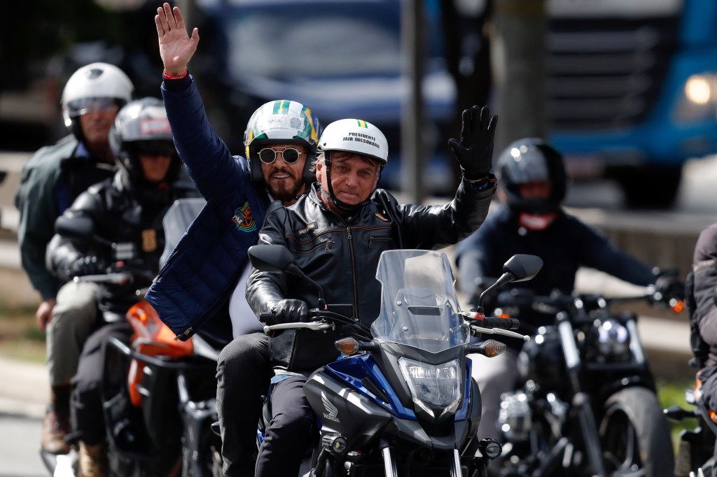 AME1447. SAO PAULO (BRASIL), 15/04/2022. El presidente de Brasil, Jair Bolsonaro (d), participa en una caravana de motocicletas organizada por militantes hoy, en São Paulo (Brasil). EFE/ Fernando Bizerra Jr