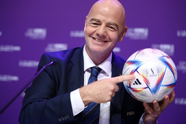 Presidente da Fifa, Gianni Infantino, com a bola da Copa de 2022, em Doha, no Catar -