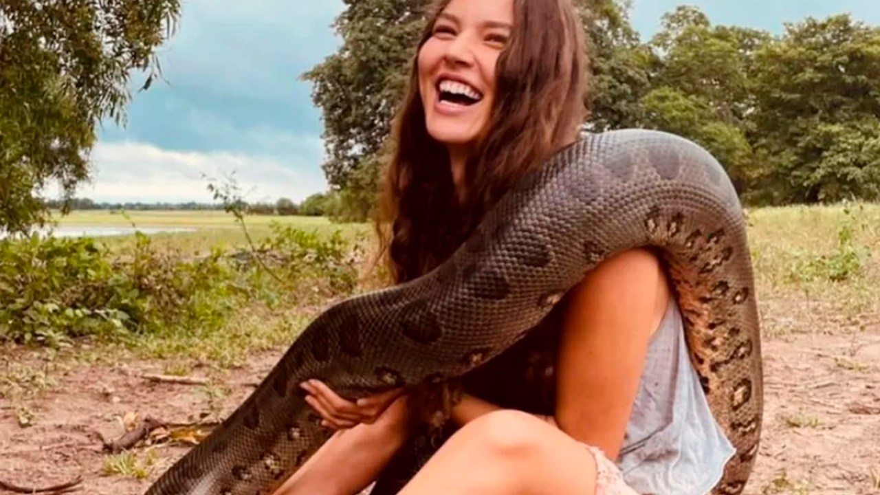 Alanis Guillen, a nova Juma Marruá de 'Pantanal', posa com cobra 'colega' de cena -