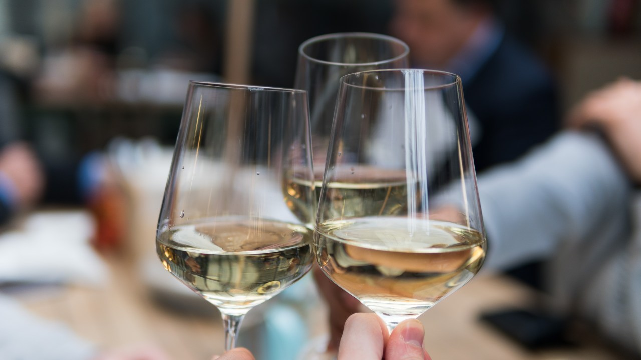 Consumo moderado de vinho branco não aumenta os níveis de gordura visceral e pode contribuir para maior densidade óssea -