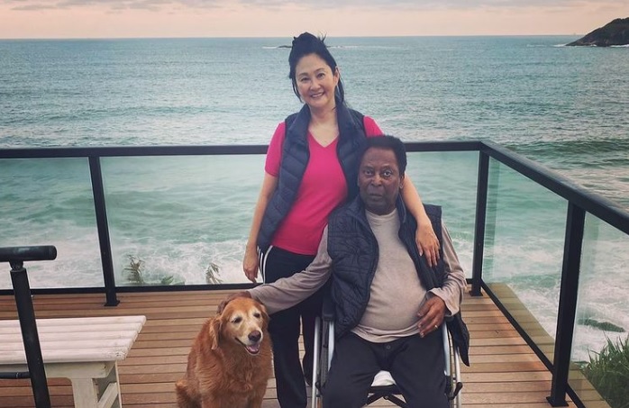Pelé e a esposa Márcia Aoki no Guarujá