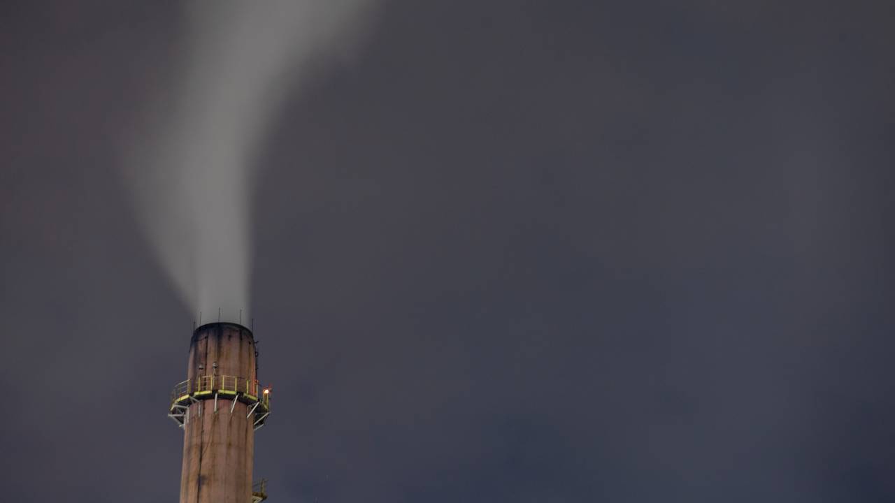 (FILES) In this file photo taken on November 05, 2021, a factory chimney smokes at the Usiminas steel industrial complex, located at the city of Ipatinga, Minas Gerais state, Brazil. - The United Nations launched a task force on March 31, 2022, to pressure businesses to keep their emissions-cutting promises instead of masking progress with feel-good "greenwashing." The group will draw up standards for measuring the credibility of claims by non-state groups -- including cities and companies -- that they are cutting the carbon emissions driving devastating climate change. (Photo by NILMAR LAGE / AFP)