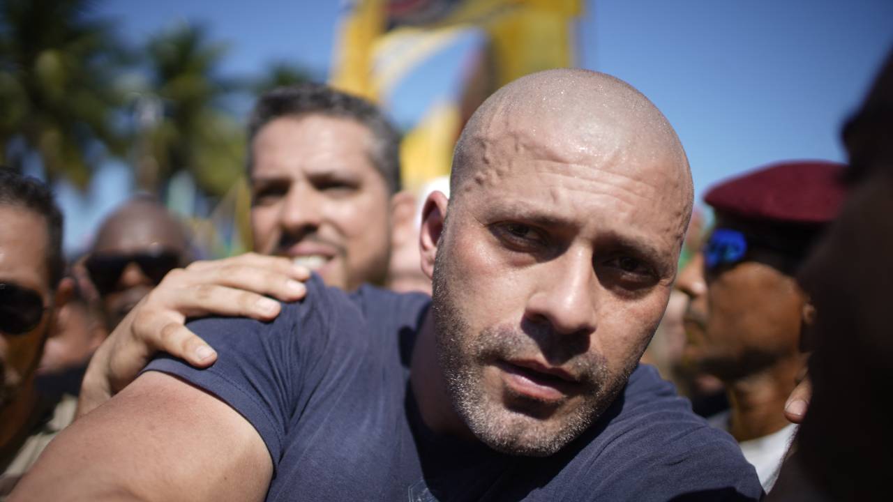 Controversial deputy Daniel Silveira joins supporters of Brazilian President Jair Bolsonaro as they demonstrate to shows their support for the president and for granting Silveira a pardon after the Supreme Court had sentenced him to prison time for his role leading a movement calling for the court to be overthrown, at Copacabana Beach in Rio de Janeiro, on May Day, on May 1, 2022. (Photo by Mauro PIMENTEL / AFP)