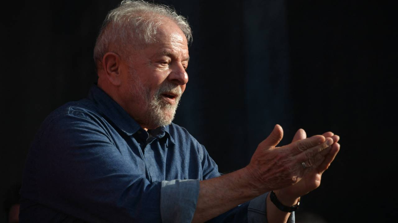 Former Brazilian President Luiz Inacio Lula da Silva blows a kiss as he attends a May Day (Labour Day) rally to mark the international day of the workers, in Sao Paulo, Brazil, on May 1, 2022. (Photo by Nelson ALMEIDA / AFP)