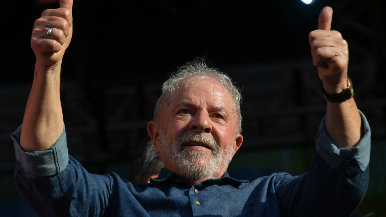 Former Brazilian President Luiz Inacio Lula da Silva gives his thumbs up as he attends a May Day (Labour Day) rally to mark the international day of the workers, in Sao Paulo, Brazil, on May 1, 2022. (Photo by Nelson ALMEIDA / AFP)