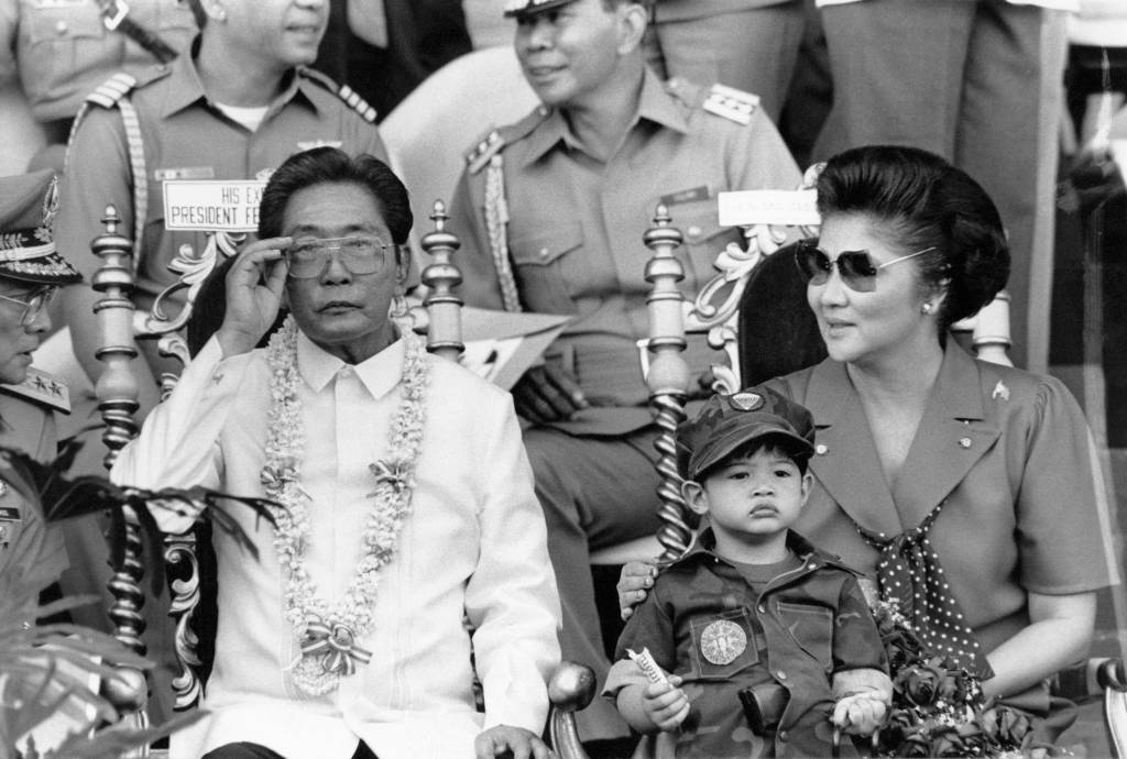 (ARQUIVOS) Esta foto de arquivo tirada em 15 de novembro de 1985 mostra o presidente filipino Ferdinand Marcos (E) e sua esposa Imelda aparecendo diante de cerca de 35.000 estudantes universitários passando por um treinamento militar obrigatório de dois anos em Manila. - Quase 40 anos depois que as Filipinas começaram a caçar bilhões de dólares saqueados durante o regime do ex-ditador Ferdinand Marcos, grande parte do saque ainda está desaparecido e ninguém da família foi preso. (Foto de ROMEO GACAD / AFP) / PARA IR COM Filipinas-política-voto-corrupção,FOCO por Allison Jackson e Mikhail Flores
