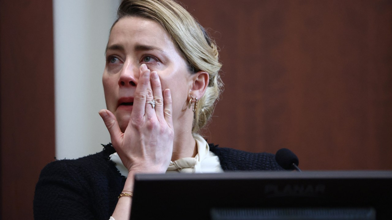 US actress Amber Heard testifies at the Fairfax County Circuit Courthouse in Fairfax, Virginia, on May 5, 2022. - Actor Johnny Depp is suing ex-wife Amber Heard for libel after she wrote an op-ed piece in The Washington Post in 2018 referring to herself as a public figure representing domestic abuse. (Photo by JIM LO SCALZO / POOL / POOL / AFP)