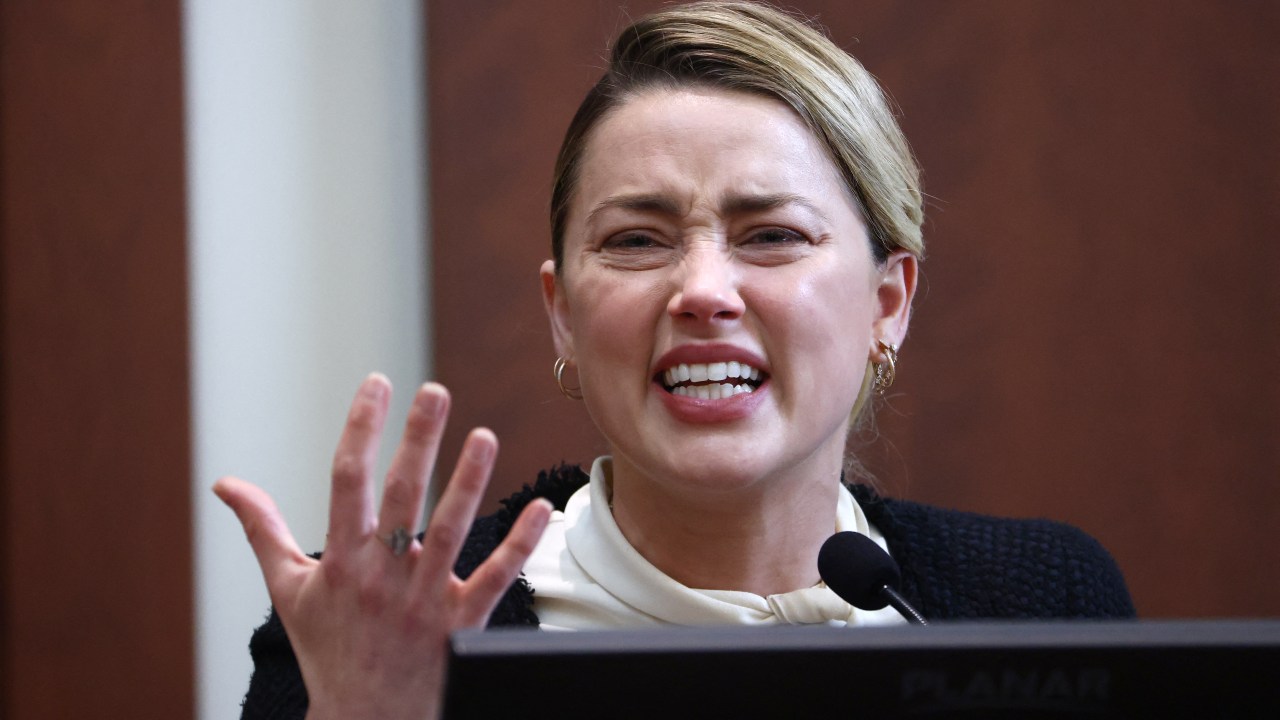US actress Amber Heard testifies at the Fairfax County Circuit Courthouse in Fairfax, Virginia, on May 5, 2022. - Actor Johnny Depp is suing ex-wife Amber Heard for libel after she wrote an op-ed piece in The Washington Post in 2018 referring to herself as a public figure representing domestic abuse. (Photo by Jim LO SCALZO / POOL / AFP)