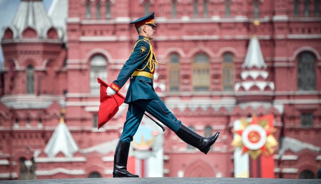 Uma guarda de honra russa marcha na Praça Vermelha durante o desfile militar do Dia da Vitória, no centro de Moscou -