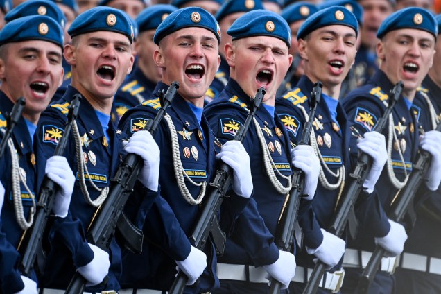 Militares russos marcham na Praça Vermelha durante o desfile militar do Dia da Vitória, no centro de Moscou -