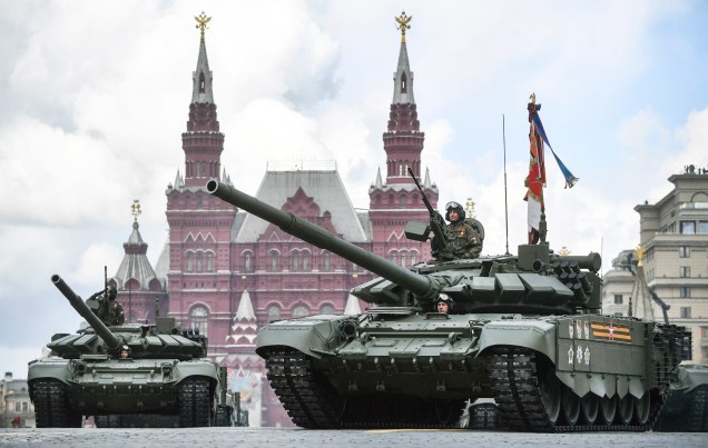 Os tanques russos T-72B3M desfilam pela Praça Vermelha durante o desfile militar do Dia da Vitória, no centro de Moscou -