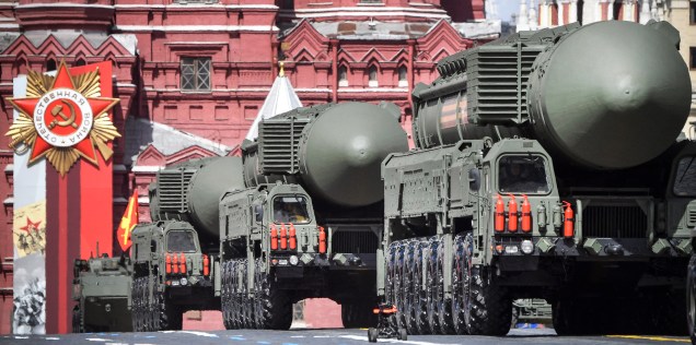 Lançadores de mísseis balísticos intercontinentais russos desfilam pela Praça Vermelha -