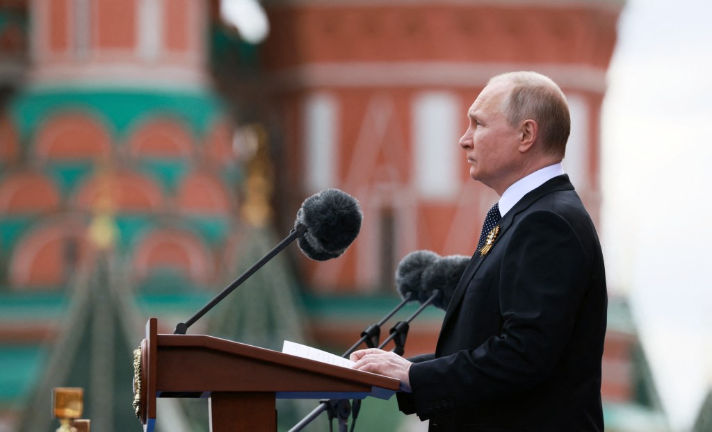 O presidente russo, Vladimir Putin, discursa durante o desfile militar do Dia da Vitória na Praça Vermelha, no centro de Moscou, em 9 de maio de 2022. - A Rússia comemora o 77º aniversário da vitória sobre a Alemanha nazista durante a Segunda Guerra Mundial. (Foto de Mikhail METZEL / SPUTNIK / AFP)