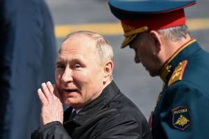 O presidente russo, Vladimir Putin, e o ministro da Defesa do país, Sergei Shoigu, deixam a Praça Vermelha após para militar em comemoração ao Dia da Vitória, no centro de Moscou – 09/05/2022 –