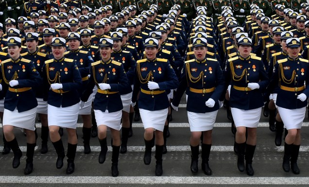 Militares russas marcham na Praça Dvortsovaya durante o desfile militar do Dia da Vitória, em São Petersburgo -