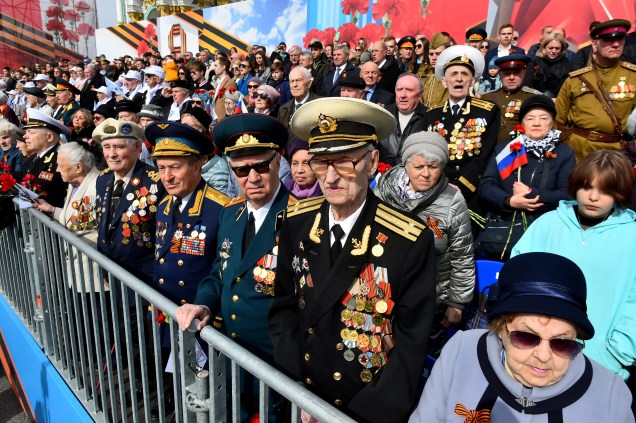Veteranos assistem ao desfile militar do Dia da Vitória na Praça Dvortsovaya, em São Petersburgo -