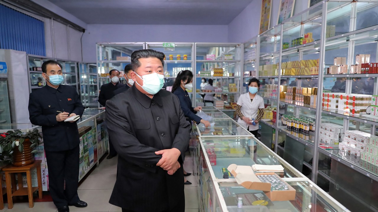This picture taken on May 15, 2022 and released from North Korea's official Korean Central News Agency (KCNA) on May 16 shows North Korean leader Kim Jong Un (C) inspecting a pharmacy in Pyongyang. (Photo by KCNA VIA KNS / AFP) / - South Korea OUT / ---EDITORS NOTE--- RESTRICTED TO EDITORIAL USE - MANDATORY CREDIT "AFP PHOTO/KCNA VIA KNS" - NO MARKETING NO ADVERTISING CAMPAIGNS - DISTRIBUTED AS A SERVICE TO CLIENTS THIS PICTURE WAS MADE AVAILABLE BY A THIRD PARTY. AFP CAN NOT INDEPENDENTLY VERIFY THE AUTHENTICITY, LOCATION, DATE AND CONTENT OF THIS IMAGE. /