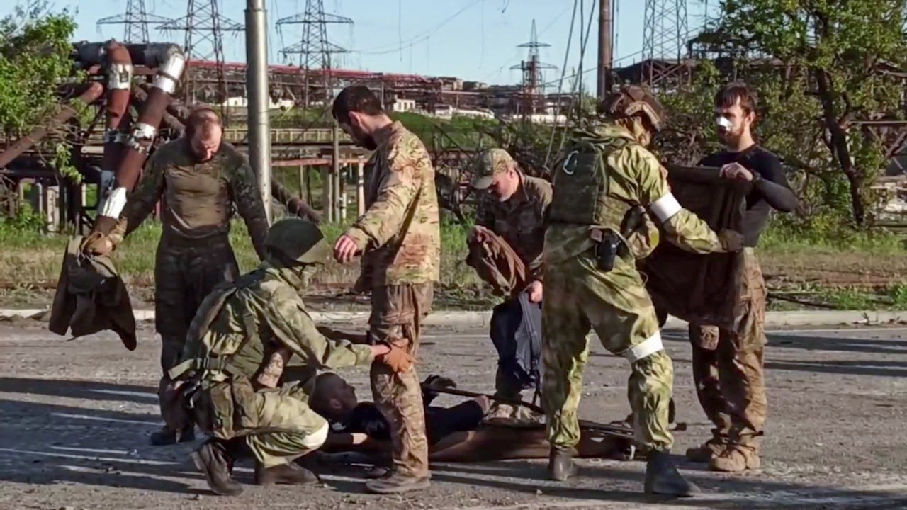 Esta captura de tela obtida a partir de um vídeo divulgado pelo Ministério da Defesa da Rússia mostra membros do serviço ucraniano sendo revistados por militares pró-russos depois de deixarem a usina siderúrgica Azovstal - 17/05/2022