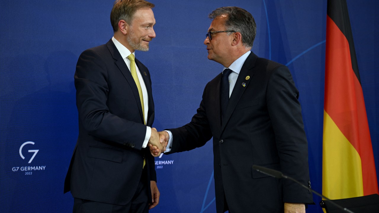 O ministro das Finanças da Alemanha, Christian Lindner (E) e o presidente do Banco Central Alemão (Bundesbank), Joachim Nagel, apertam as mãos após dar uma entrevista coletiva no final de uma reunião de ministros das Finanças e banqueiros centrais do Grupo dos Sete países industrializados (G7) em 20 de maio de 2022 em Koenigswinter, perto de Bonn, oeste da Alemanha. - Ministros do G7 se reuniram para discutir um pacote de apoio financeiro para a Ucrânia com a invasão russa colocando as finanças de Kiev sob forte pressão. (Foto por INA FASSBENDER/AFP)