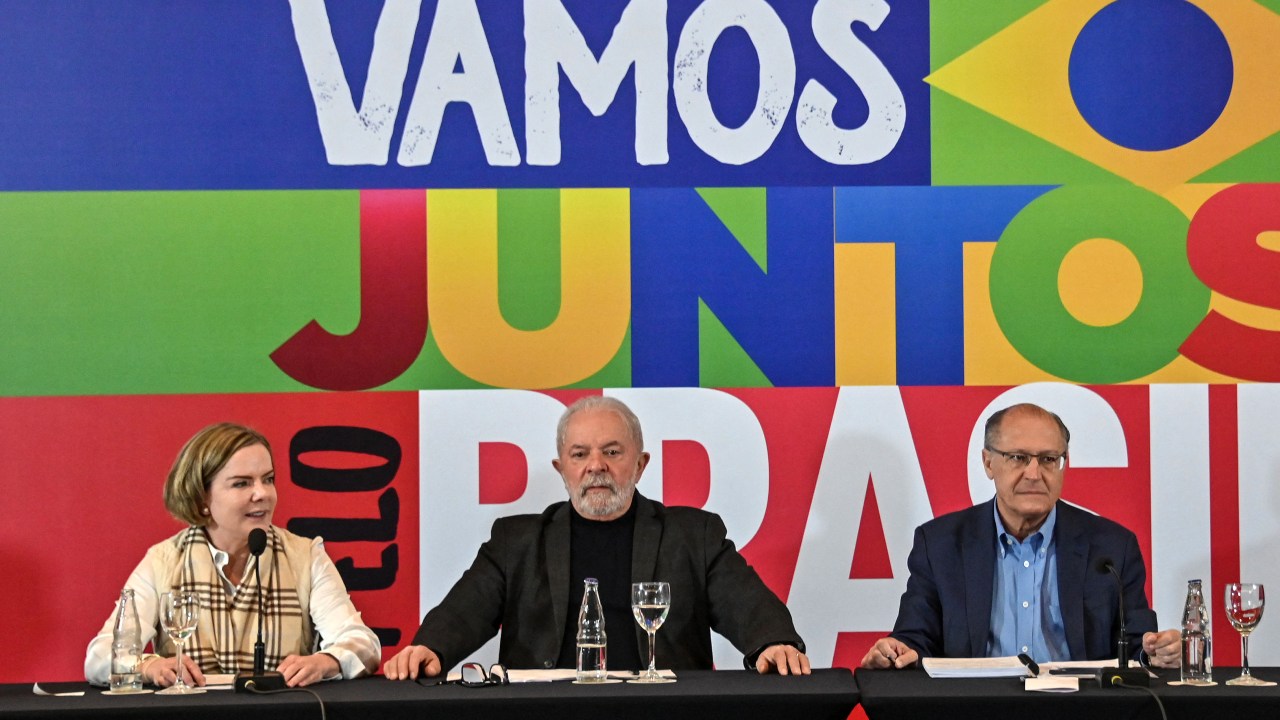 (L-R) The president of the Workers' Party Gleisi Hoffmann, former President (2003-2010) Luiz Inacio Lula da Silva, former Sao Paulo's Governor (2001-2006 and 2011-2018) Geraldo Alckmin and the president of the Brazilian Communist Party Luciana Santos, attend a meeting with representatives of political parties that support their presidential campaign for the October elections, in Sao Paulo, Brazil, on May 23, 2022. (Photo by NELSON ALMEIDA / AFP)