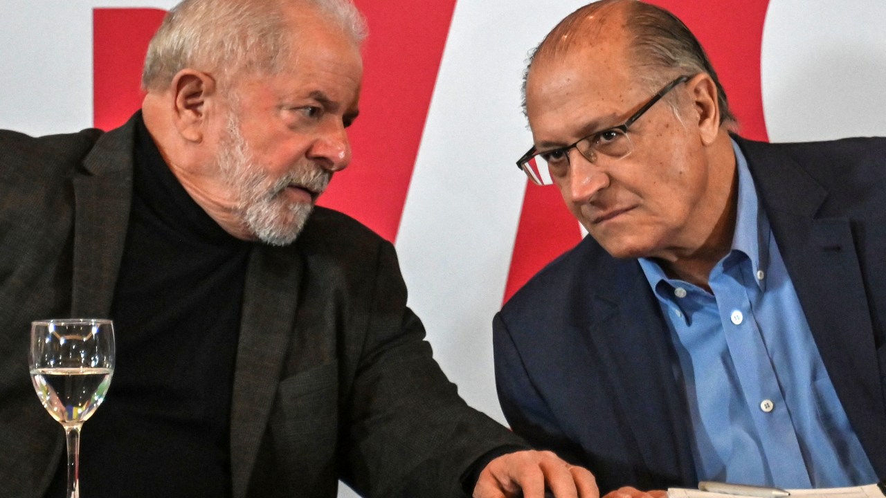 Former President (2003-2010) Luiz Inacio Lula da Silva (L) and former Sao Paulo's Governor (2001-2006 and 2011-2018) Geraldo Alckmin (R) talk during a meeting with representatives of political parties that support their presidential campaign for the October elections, in Sao Paulo, Brazil, on May 23, 2022. (Photo by NELSON ALMEIDA / AFP)