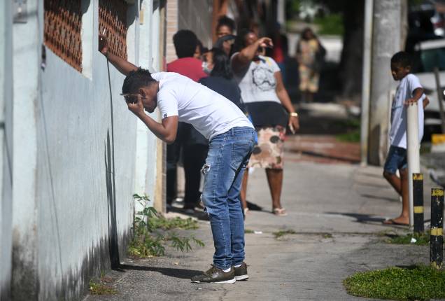 Um homem chora depois de saber que seu irmão foi morto durante uma operação policial, em frente ao Hospital Getulio Vargas -