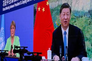CHINA-UN-RIGHTS-XINJIANG This handout image taken and released on May 25, 2022 by the Office of the United Nations High Commissioner for Human Rights (OHCHR) shows a screen of UN human rights chief Michelle Bachelet (L) attending a virtual meeting with China's President Xi Jinping, in Guangzhou. (Photo by Handout / OHCHR / AFP) / RESTRICTED TO EDITORIAL USE - MANDATORY CREDIT