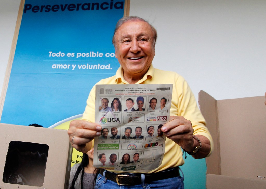 Colombian independent presidential candidate Rodolfo Hernandez poses before casting his vote at a polling station in Bucaramanga, Colombia, on May 29, 2022, during the presidential election. (Photo by Schneyder MENDOZA / AFP)