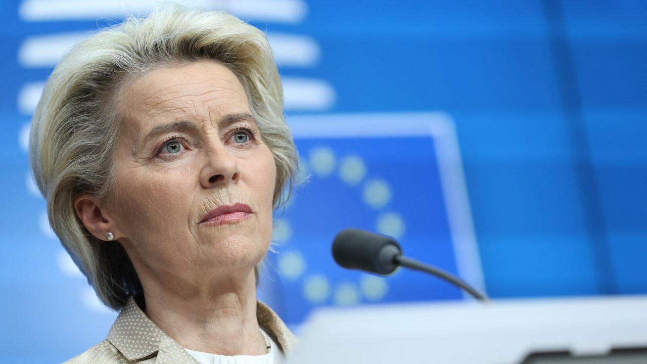 European Commission president Ursula von der Leyen addresses the closing press conference of an European Union summit on Ukraine, defence and energy, in Brussels on May 31, 2022. - The 27-nation bloc leaders agreed to a sixth package of sanctions that will see the majority of Russian oil stopped, but exempted supplies by pipeline in a concession to hold-out Hungary. (Photo by Kenzo TRIBOUILLARD / AFP)