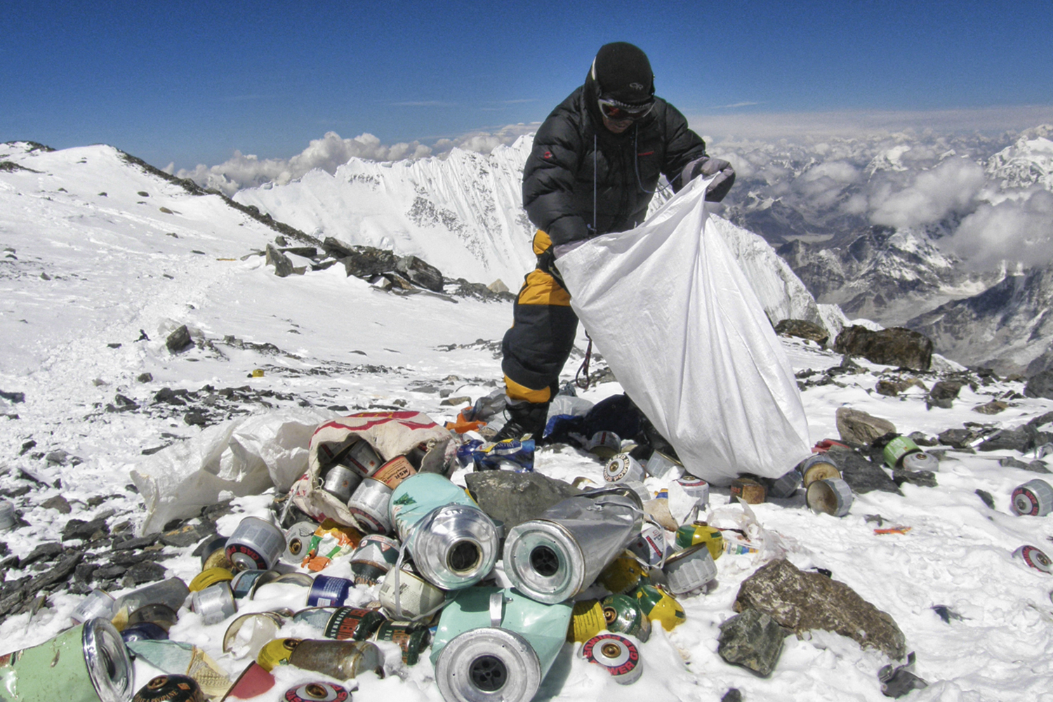POLUIÇÃO - Lixo acumulado: os equipamentos das expedições são abandonados -