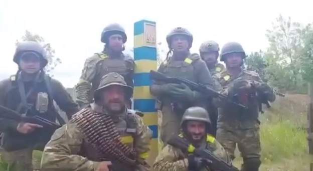 Em um vídeo divulgado pelos militares da Ucrânia, um pequeno grupo ergue uma bandeira azul e amarela na fronteira e faz sinais de "V" (de "vitória") com os dedos - 16/05/2022