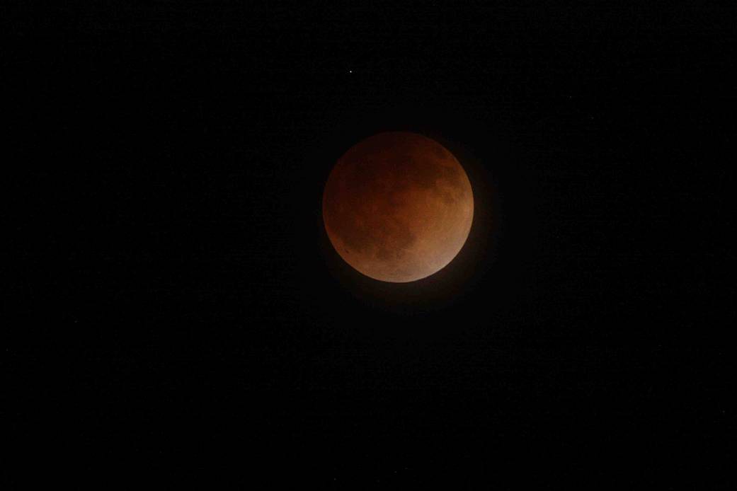 Um eclipse lunar total, quando a Lua fica com cor avermelhada, foi registrado pela Nasa em 2014 -