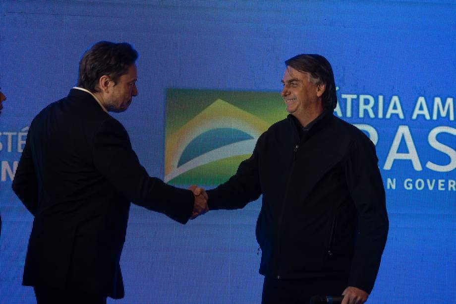 Elon Musk cumprimenta Jair Bolsonaro durante encontro -