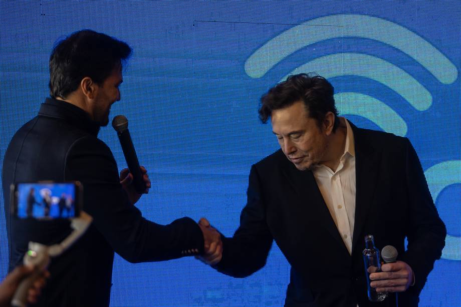 Fábio Faria cumprimenta Elon Musk durante encontro -