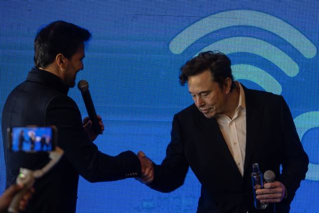 Fábio Faria cumprimenta Elon Musk durante encontro -