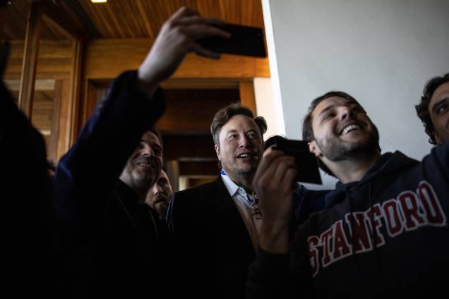 Elon Musk é "cercadp" para tirar selfies durante o evento no interior de São Paulo