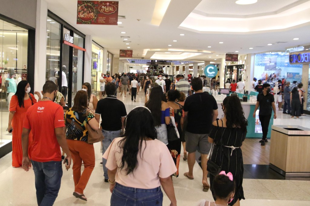 Movimentação no Shopping Recife, na Zona Sul da capital pernambucana, neste sábado (4). Marlon Costa/Futura Press