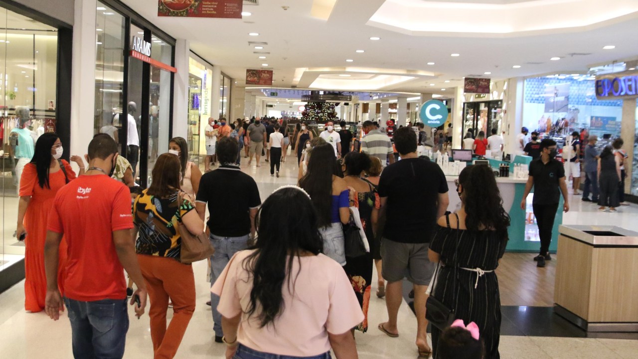 Movimentação no Shopping Recife, na Zona Sul da capital pernambucana, neste sábado (4). Marlon Costa/Futura Press