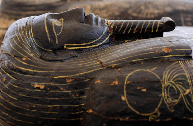 Detalhe de um dos 250 sarcófagos decorados encontrados por arqueólogos em Saqqara, no Egito -