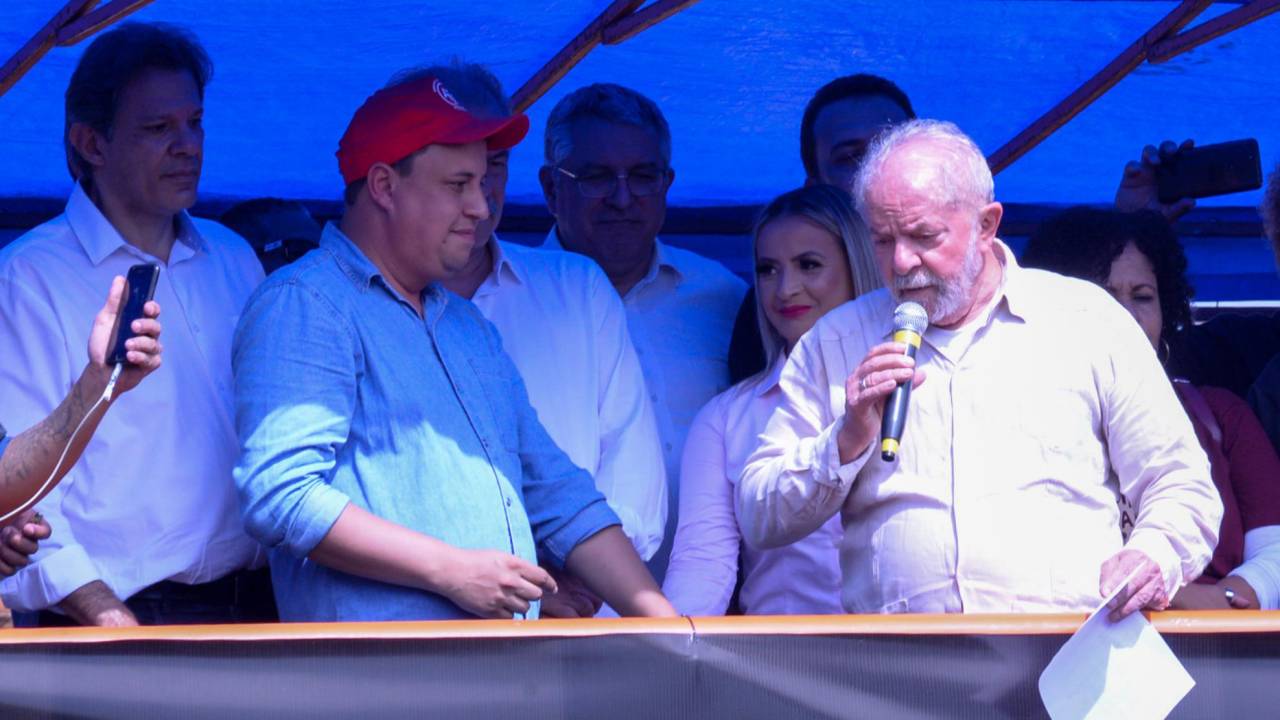 O ex-presidente Lula, acompanhado de Guilherme Boulos e Fernando Haddad, visita a cidade de Sumaré (SP), na região da Vila Soma, nesta quinta-feira (5), e discursa para a população local. Alessandro Torres/Futura Press